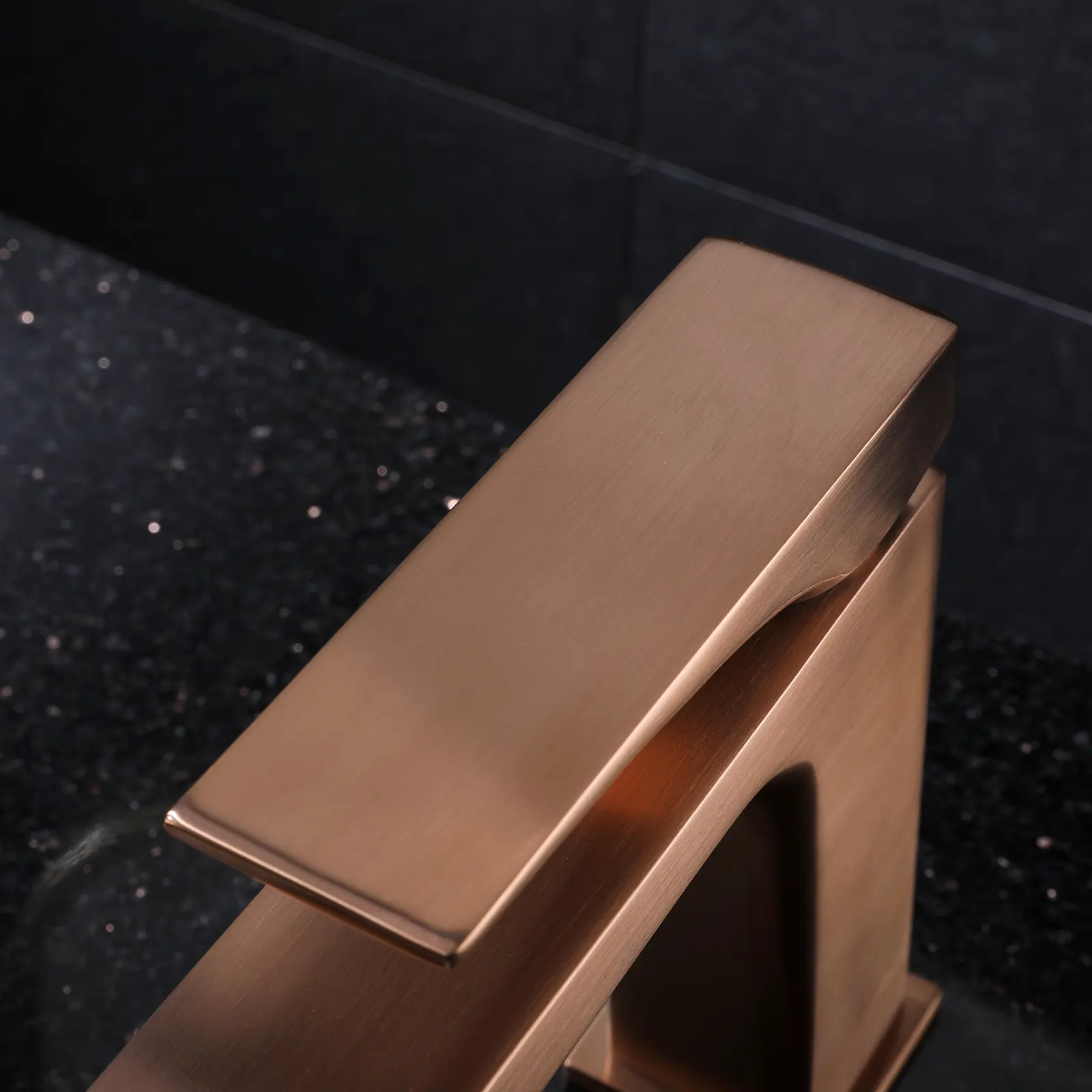 MEZCLADORA MONOMANDO DE LAVABO CAÑO ALTO SIN DESAGUE KUBIKA ROSE GOLD
